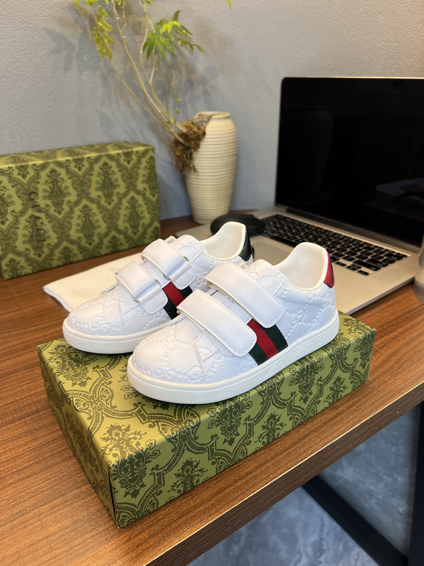Children's shoes child